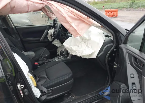 2018 Subaru Forester 2.5I Premium z USA, uszkodzony, nr VIN JF2SJAGC6JH615216